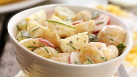 Ganz ohne Mayonnaise: Leichter Kartoffelsalat für den nächsten Grillabend