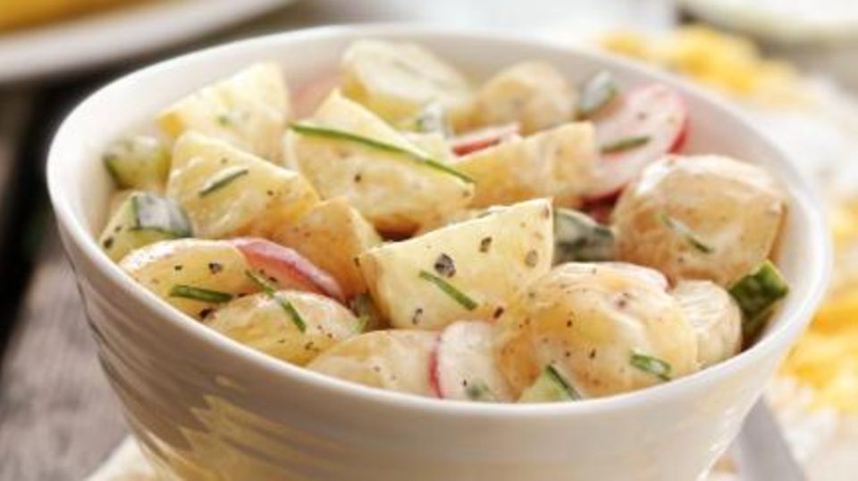 Ganz ohne Mayonnaise: Leichter Kartoffelsalat für den nächsten Grillabend Ganz ohne Mayonnaise: Leichter Kartoffelsalat für den nächsten Grillabend