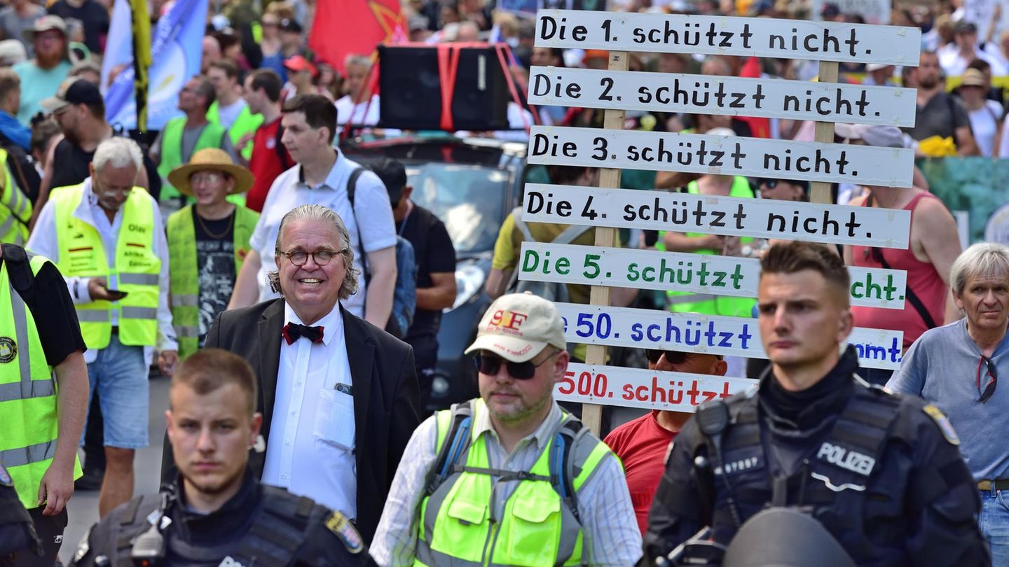 Teilnehmer einer Demonstration der Querdenkerbewegung in Frankfurt am Main (Archivbild) Teilnehmer einer Demonstration der Querdenkerbewegung in Frankfurt am Main (Archivbild)