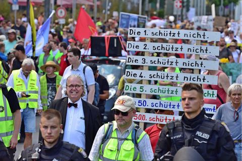 Teilnehmer einer Demonstration der Querdenkerbewegung in Frankfurt am Main (Archivbild)