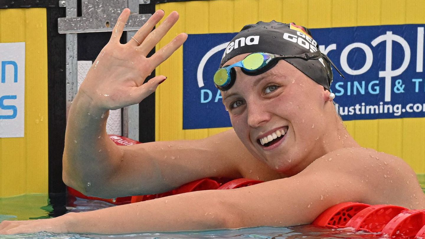Isabel Marie Gose winkt mit einem Lächeln auf dem Gesicht, nachdem sie Europameisterin über 400 Meter Freistil geworden ist
