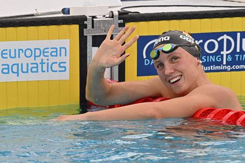 Isabel Marie Gose winkt mit einem Lächeln auf dem Gesicht, nachdem sie Europameisterin über 400 Meter Freistil geworden ist