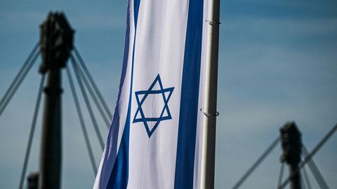 Flagge Israels vor den Masten des Münchner Olympiadachs