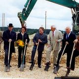 Im Jahr 2004: Grundsteinlegung zum Bau einer 1.800 Quadratmeter 
großen Entwicklungs‐ und Produktionshalle