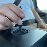 Mittlerweile werden Autos per Joystick, die auch eine Rückmeldung 
geben, gesteuert