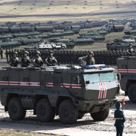 Russische Militärfahrzeuge fahren bei einer Parade in Ostsibirien im Jahr 2018