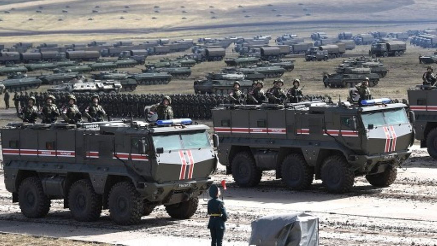 Russische Militärfahrzeuge fahren bei einer Parade in Ostsibirien im Jahr 2018