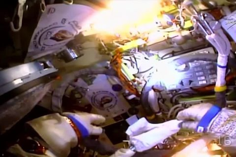 Batterie-Abfall: Kurzer Schreckmoment auf ISS: Russischer Kosmonaut muss Außeneinsatz abbrechen