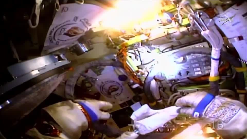Batterie-Abfall: Kurzer Schreckmoment auf ISS: Russischer Kosmonaut muss Außeneinsatz abbrechen