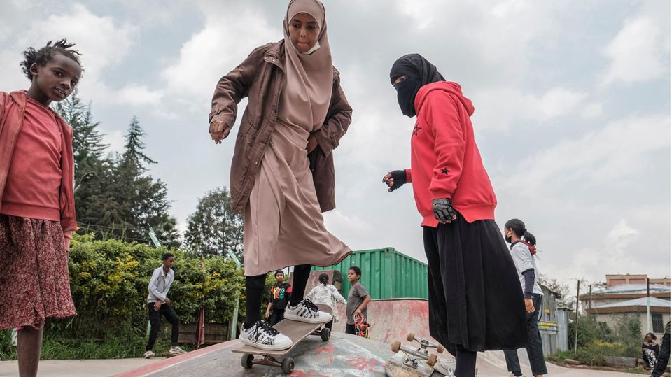 Addis Ababa, Äthiopien. In dem ostafrikanischen Land gibt es das Programm "Skate Girls", mit dem Mädchen und junge Frauen den Umgang mit dem Brett lernen können. 60 Mitglieder hat die Gruppe derzeit.