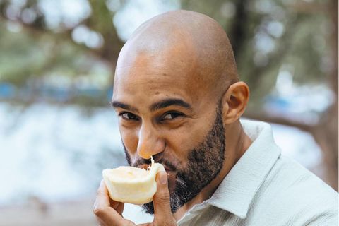 Beni Tonka beißt in eine Grapefruit