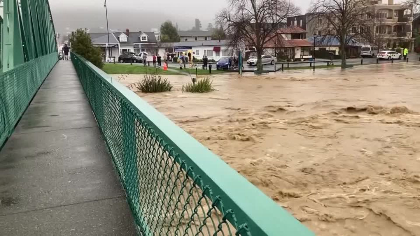 Video: Heavy flooding in New Zealand