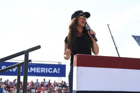 Lauren Boebert ist Waffennärrin, QAnon-Symphatisantin und bezeichnete die Corona-Politik der Regierung als "Biden und seine Nadel-Nazis". Die Kandidatin aus Colorado für das Repräsentantenhauses wurde wiedergewählt.