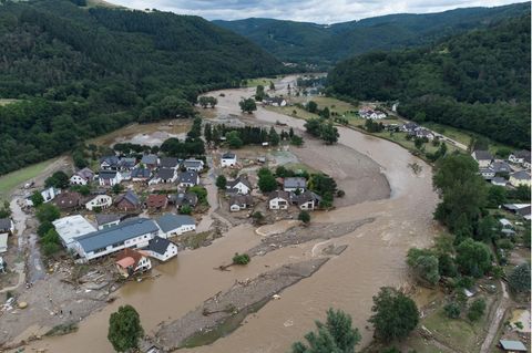 Luftaufnahme des Dorfes Insel im Landkreis Ahrweiler