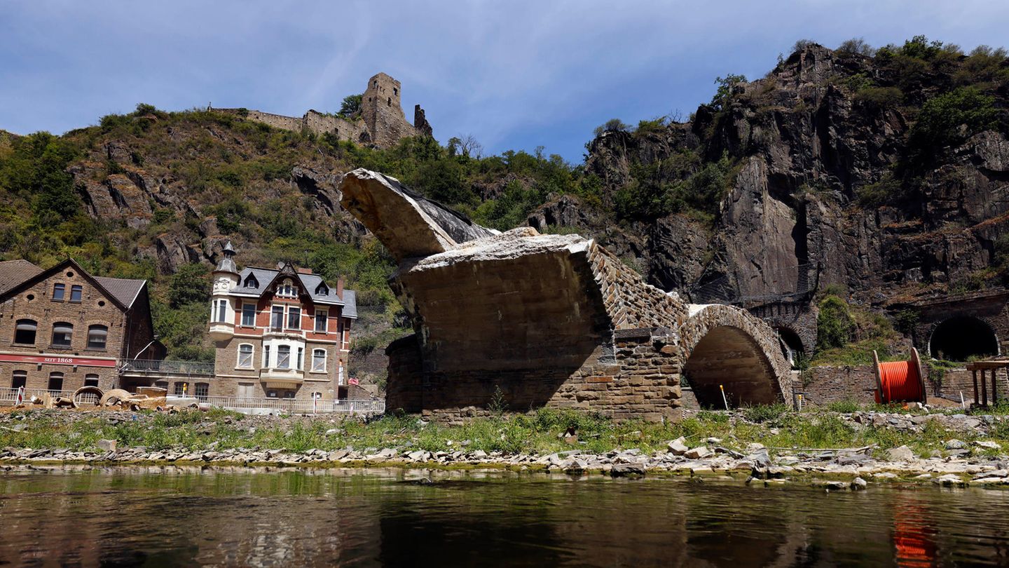 Eine zerstörte Brücke in Altenahr Eine zerstörte Brücke in Altenahr