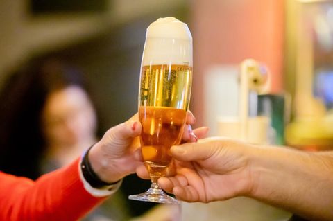 Ein Bierglas wird überreicht. In Japan ist insbesondere der Bierkonsum eingebrochen