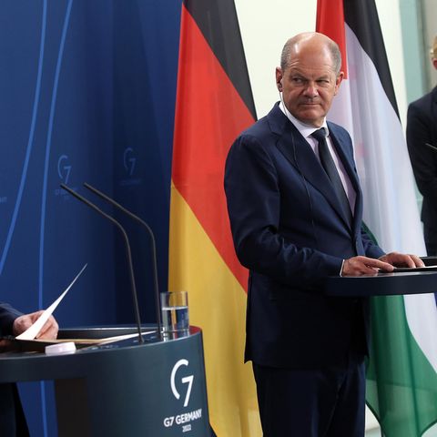 Bundeskanzler Olaf Scholz (r.) und Mahmud Abbas, Präsident der Palästinensischen Autonomiebehörde