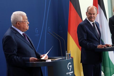 Bundeskanzler Olaf Scholz (r.) und Mahmud Abbas, Präsident der Palästinensischen Autonomiebehörde