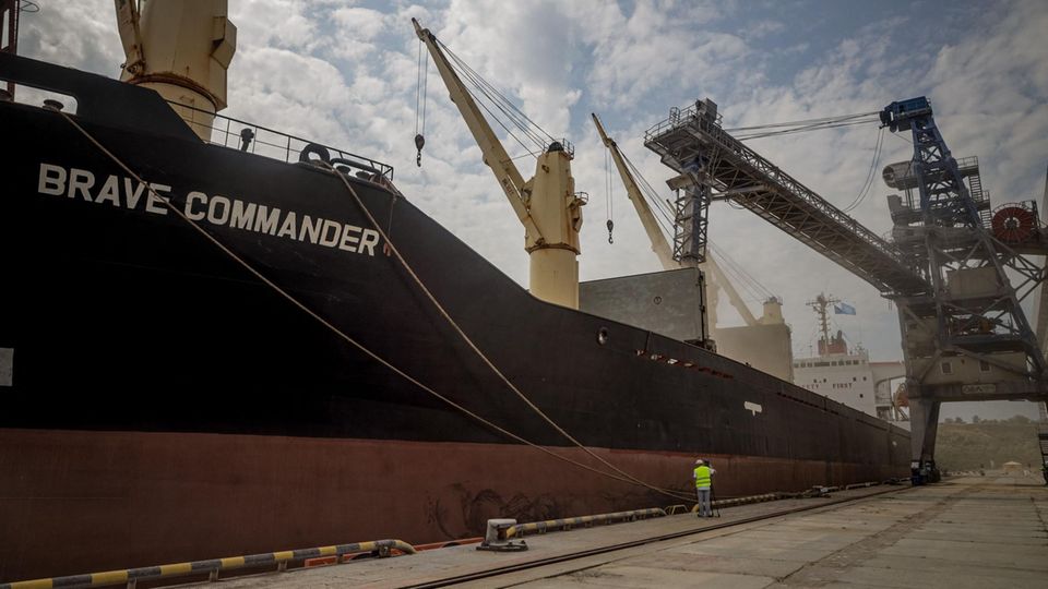 Die MS Brave Commander lädt im Hafen von Odessa mehr als 23.000 Tonnen Getreide für den Export