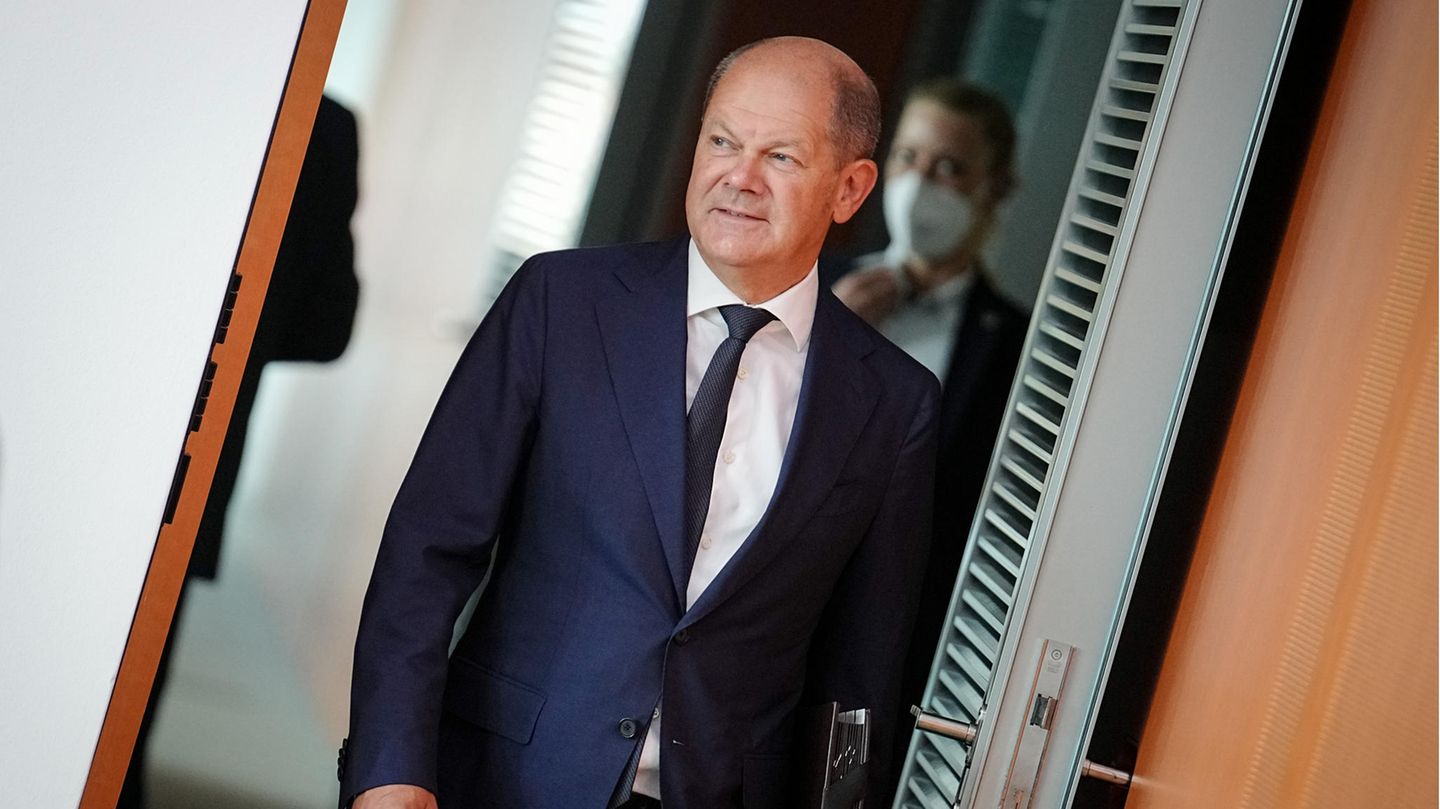 Olaf Scholz geht aus einer Tür