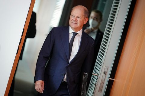 Olaf Scholz geht aus einer Tür
