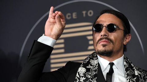 Salt Bae imitiert seine typische Salzstreu-Bewegung