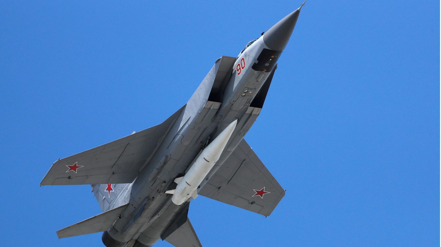 Eine MiG-31 fliegt bei einer russischen Militärparade zum Tag des Sieges (Archivbild)