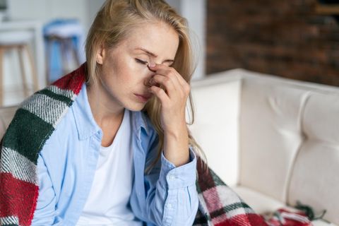 Erschöpfte Frau mit Long Covid