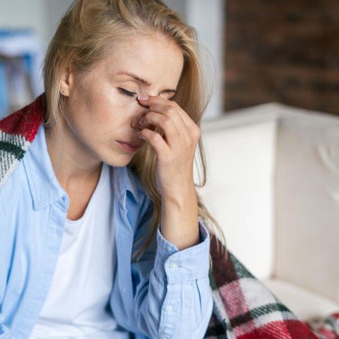 Erschöpfte Frau mit Long Covid