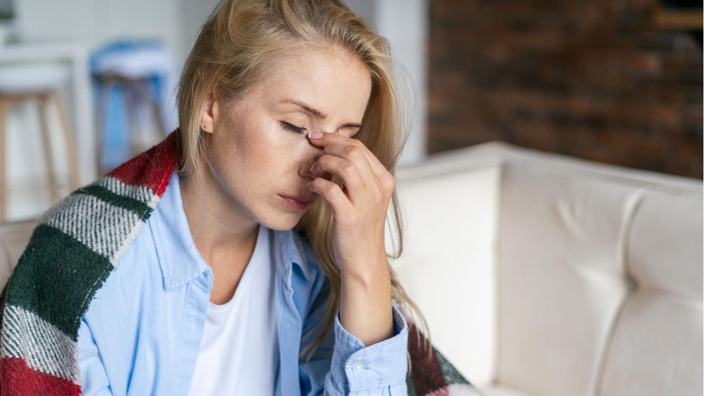 Erschöpfte Frau mit Long Covid