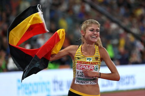 Konstanze Klosterhalfen mit der Deutschland-Flagge