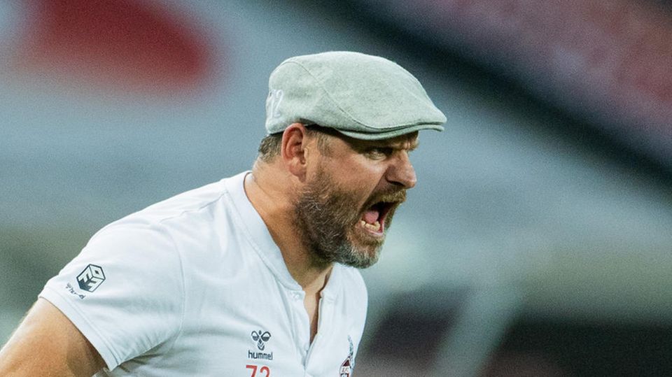 Kölns Coach Steffen Baumgart schreit am spielfeldrand