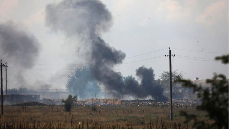 Rauch steigt über dem Explosionsort eines Munitionslagers der russischen Armee in der Nähe des Dorfes Mayskoye auf der Krim auf