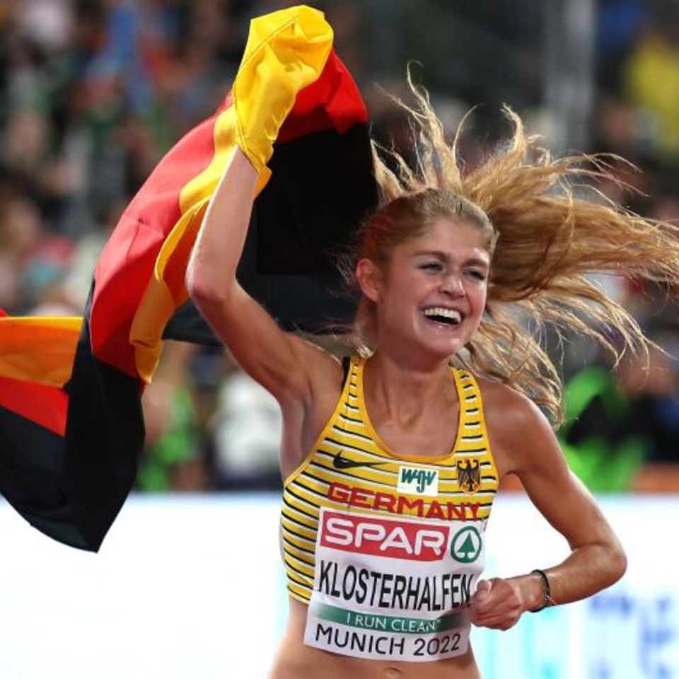 GOLD: Konstanze Klosterhalfen im 5000-Meter-Lauf. Die 25-Jährige lief das beste Rennen ihrer Karriere. In 14:50,47 Minuten hängte die junge Leverkusenerin auf dem letzten Kilometer 10.000-Meter-Titelträgerin Yasemin Can ab und schwärmte mit der deutschen Fahne um die Schultern: "Das ist der schönste Moment in meinem Leben."