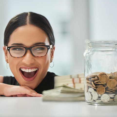 Frau freut sich über Erspartes
