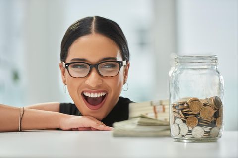 Frau freut sich über Erspartes