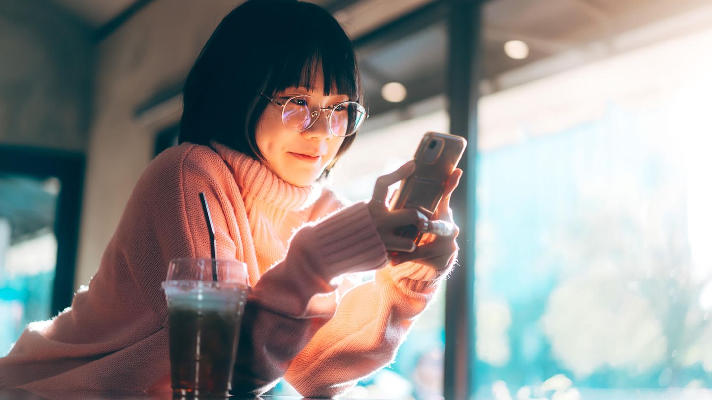 Tiktok fesselt viele Nutzer:innen ans Smartphone - das will nun offenbar auch Amazon (Symbolbild)