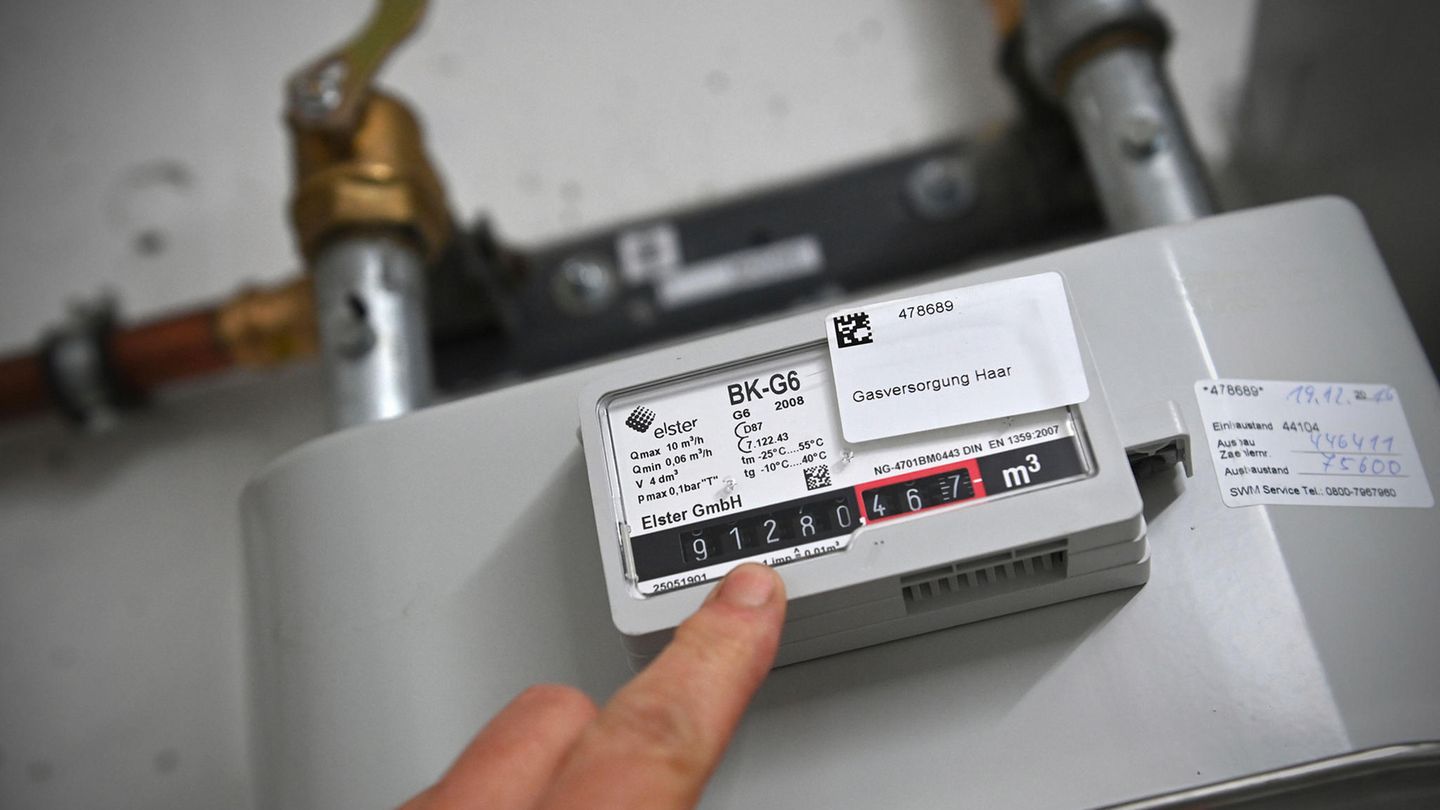 Gasanschluss mit Gaszaehler im Keller eines Wohnhauses