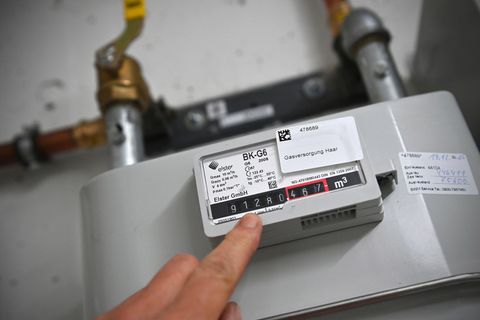 Gasanschluss mit Gaszaehler im Keller eines Wohnhauses