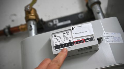 Gasanschluss mit Gaszaehler im Keller eines Wohnhauses