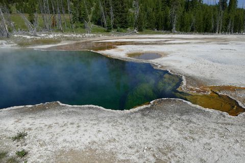 Hier schwamm ein menschlicher Fuß: die heiße Quelle Abyss Pool im südlichen Teil des Yellowstone-Nationalparks