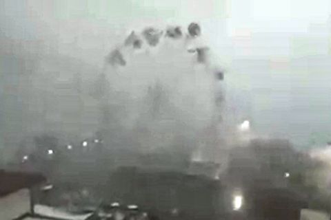 Orkanböen reißen Gondeln mit und treiben Riesenrad an