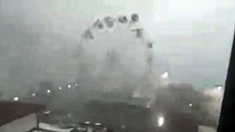 Orkanböen reißen Gondeln mit und treiben Riesenrad an