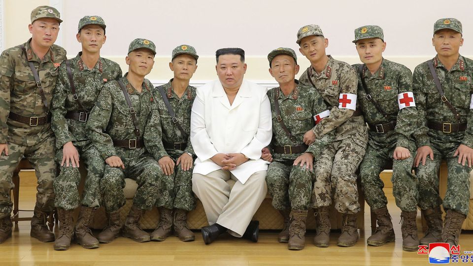 Nordkorea feiert Sieg über "Fieber" Nordkorea feiert Sieg über "Fieber"