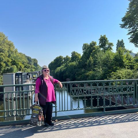 Stella steht auf einer Brücke am Eilbekkanal