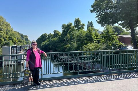 Stella steht auf einer Brücke am Eilbekkanal