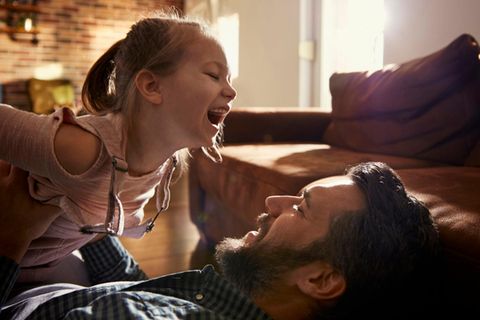 Vater und Tochter lachen zusammen