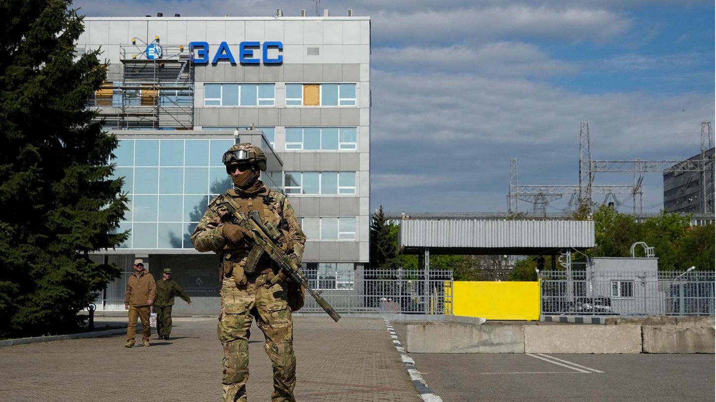 Ein russischer Soldat vor dem AKW Saporischschja