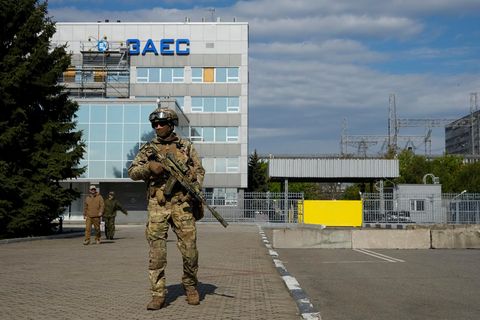 Ein russischer Soldat vor dem AKW Saporischschja