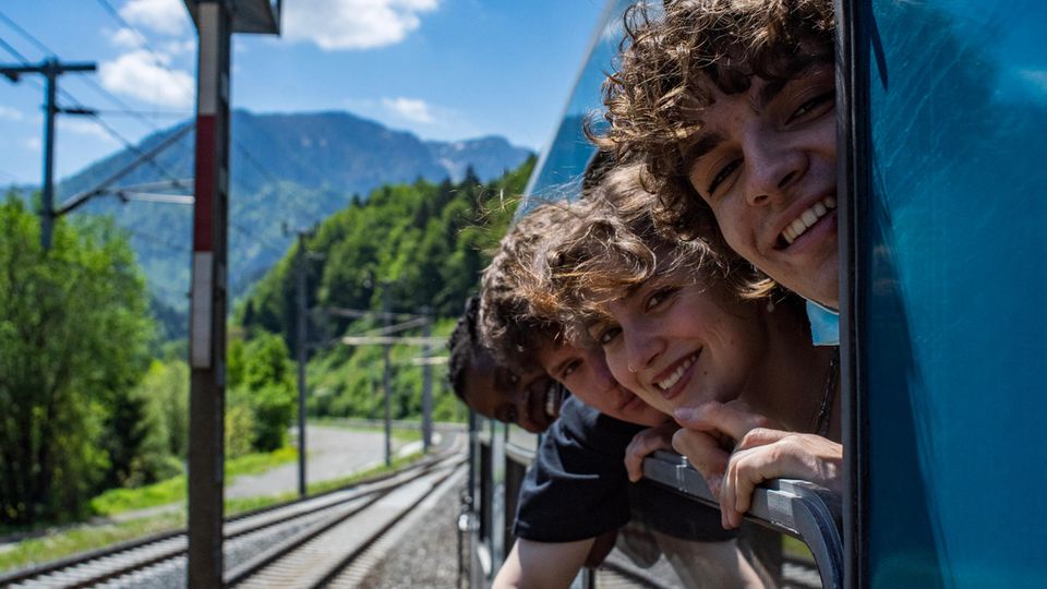Voller Vorfreude ohne zu wissen, wohin die Reise sie führt
